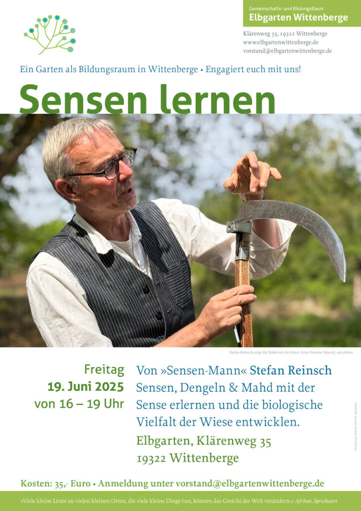 Stefan Reinsch zeigt die Mahd mit der Sense. Foto: Simone Ahrend